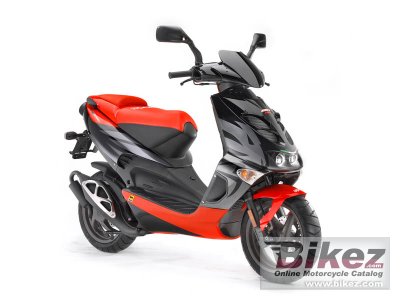 2011 Aprilia SR 50 R Street photo